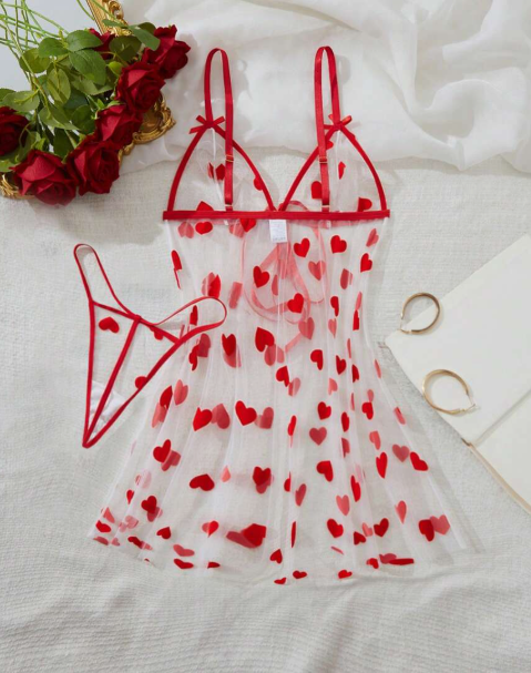 Conjunto Scarlet Desire – Bata Floral y Lencería Transparente