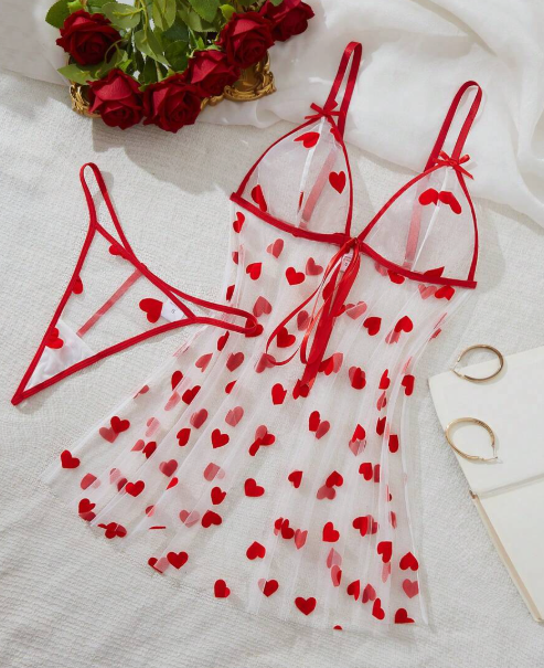 Conjunto Scarlet Desire – Bata Floral y Lencería Transparente