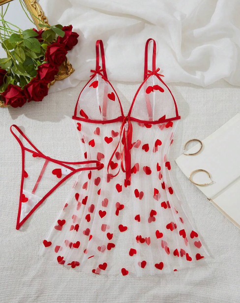 Conjunto Scarlet Desire – Bata Floral y Lencería Transparente